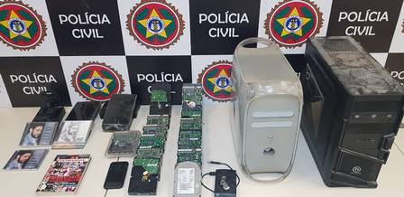 A Polícia Civil apreendeu HDs e cartuchos de gravação de possíveis novas músicas de Renato Russo