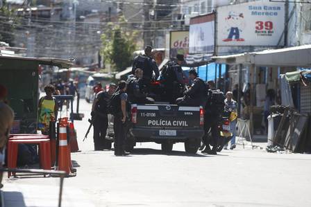 Agentes da Polícia Civil estiveram no Complexo da Maré nesta terça-feira