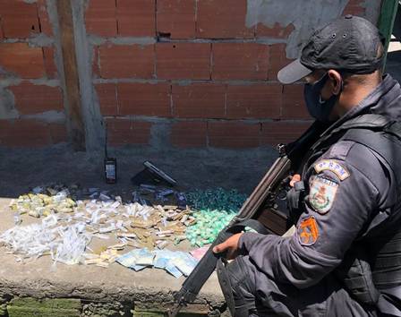 Material apreendido pela Polícia Militar no Morro da Serrinha, em Madureira