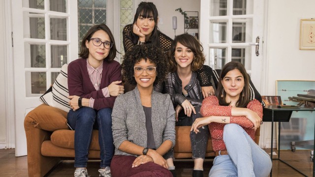 Benê (Daphne Bozaski), Tina (Ana Hikari), Ellen (Heslaine Vieira), Lica (Manoela Aliperti) e Keyla (Gabriela Medvedovski) se reencontram como as Five em série