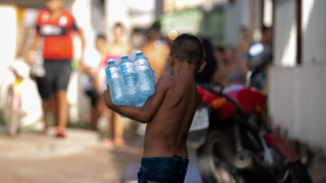 Entrega de água mineral realizada pelo Amapá Solidário para moradores da comunidade Baixada Pará, em Macapá, capital do Amapá