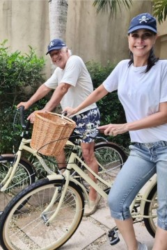 Antônio Fagundes passeia de bicicleta com a mulher