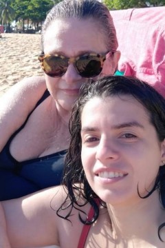 Fafy na praia com a namorada