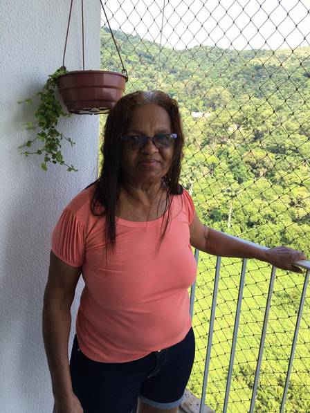 Marielza na varanda do apartamento em que vive em Jacarepaguá