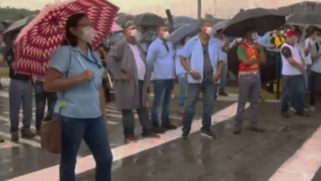 Trabalhadores da Ford protestam contra o fechamento de fábrica em Camaçari, na Bahia