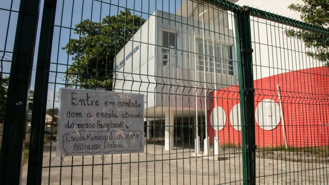 Cartaz anuncia fechamento da escola municipal Beltazar Lisboa, em Campo Grande, Zona Oeste do Rio