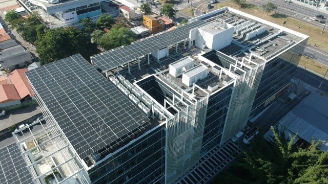 Sistema de energia solar da Edsun instalado no terraço de um condomínio do Rio