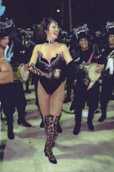 Luma com a famosa coleira no desfile da Tradição em 1998