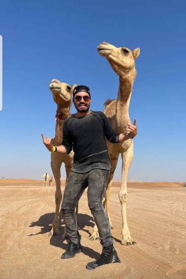 Fernando Zor posa com camelos em viagem com a namorada