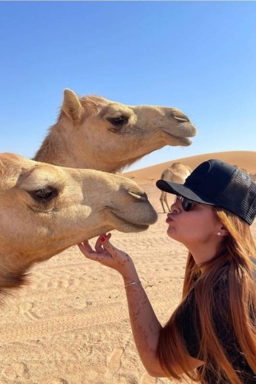 Maiara beija os camelos