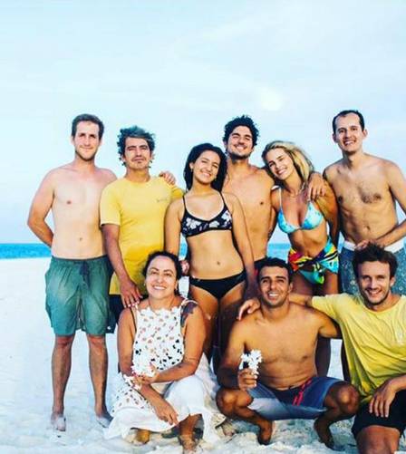 Yasmin Brunet e Gabriel Medina com amigos e os pais do surfista nas Maldivas, em outubro