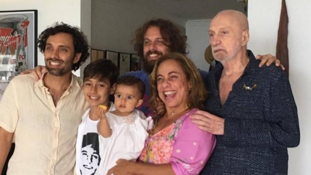 Cissa Guimarães com o ex-marido, filhos e netos no batizado de Aurora