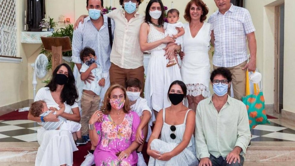 Cissa Guimarães com os familiares no batizado da neta