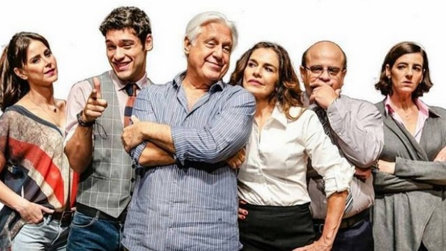 Antônio Fagundes com o filho, a ex e a atual mulher na peça 'Baixa terapia'