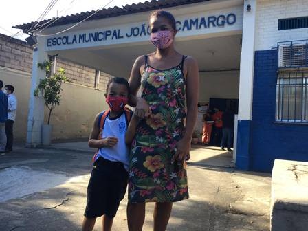Davi, de 5 anos, chegou cedo acompanhado da mãe, Josefa, à Escola Municipal João de Camargo, em São Cristóvão
