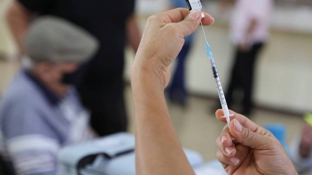 Profissional de saúde prepara uma dose da vacina da Pfizer/BioNTech contra Covid-19, em San Jose, Costa Rica, 24 de fevereiro de 2021