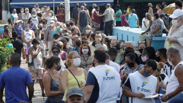 Idosos fazem filas na retomada da vacinação em Caxias