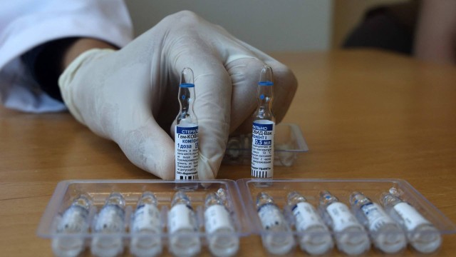 Trabalhador de saúdemostra frascos da vacina russa Sputnik V contra a Covid-19