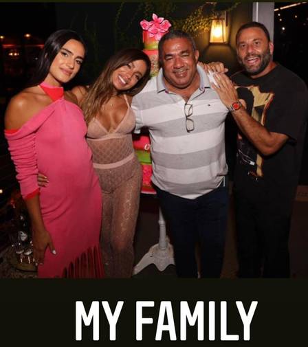 Anitta festeja 28 anos em balada em Miami com pai e amigos