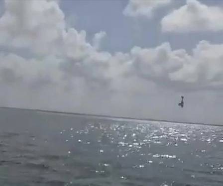 Avião cai no mar em Cancún