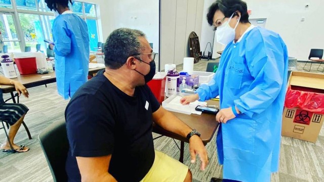 Pai de Anitta toma vacina contra a Covid-19 nos EUA