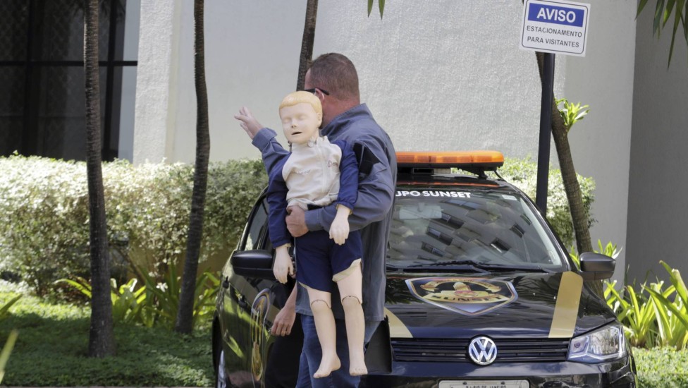 Peritos usaram um boneco na recostituição da morte do menino Henry Borel, na barra da Tijuca