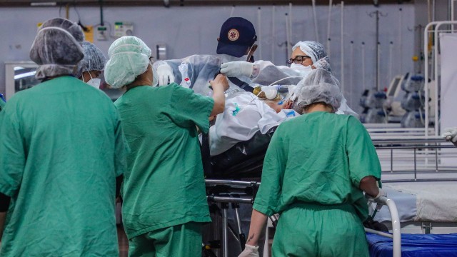 Pacientes em Santo André sendo atendos em hospital de campanha instalado