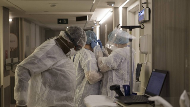 Posto de enfermagem de uma UTI Covid em unidade de saúde do Rio