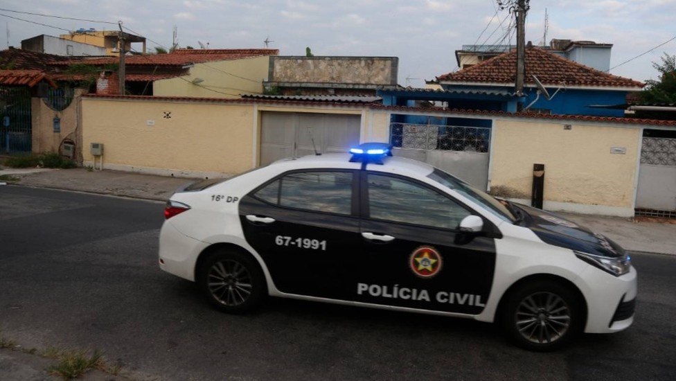 Polícia cumpre mandado na casa da família de Monique, em Bangu, Zona Oeste do Rio