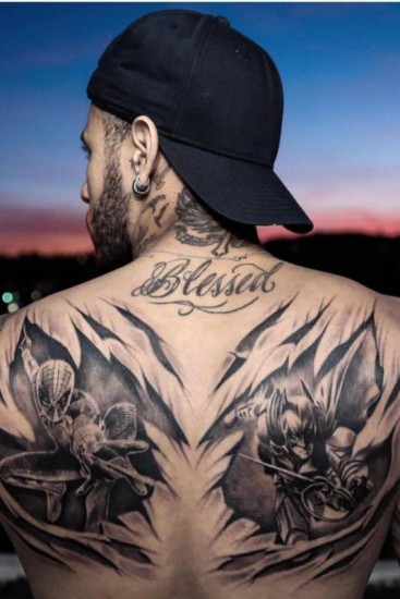 Neymar tem tatuagem do Batman nas costas