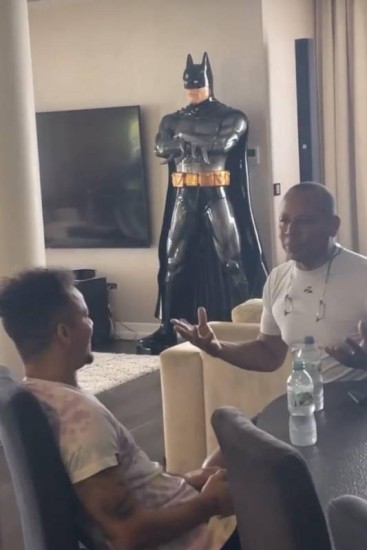 Neymar tem Batman em tamanho real na sala da sua casa, em Paris