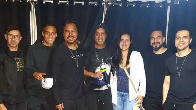 Ronaldinho com o filho e a ex no show da banda Sorriso Maroto