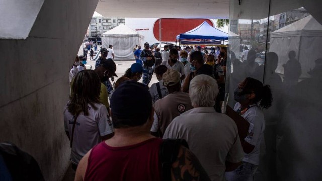 Pessoas enfrentam longa fila para tomar vacina em Caxias
