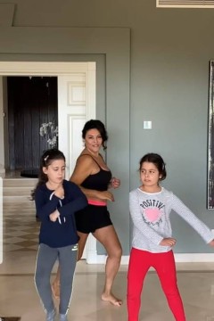 Márcia dança com as filhas em casa