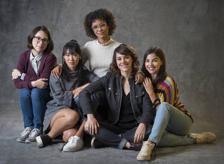 Benê (Daphne Bozaski), Tina (Ana Hikari), Ellen (Heslaine Vieira), Lica (Manoela Aliperti) e Keyla (Gabriela Medvedoviski)