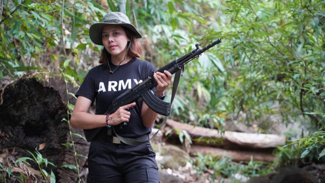 Ex-miss Htar Htet Htet, de 32 anos, posa com fuzil depois de ter se aliado a grupos armados no combate contra a junta militar que reprime Mianmar desde 1º de fevereiro