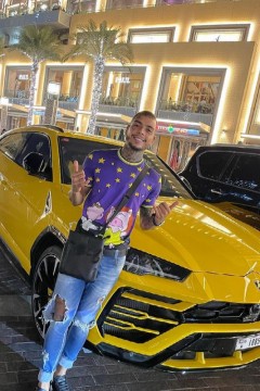 O funkeiro diante de Ferrari alugada em Dubai: "Aluguei então posso fala que é minha", escreveu