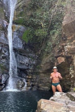 Victor Fasano numa cachoeira em Goiás