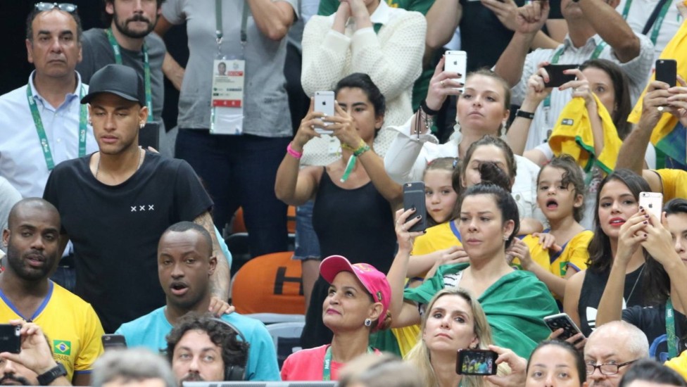 Ainda na Olimpíada de 2016, Neymar assistiu o jogo de vôlei da seleção brasileira com Bruna e amigos.