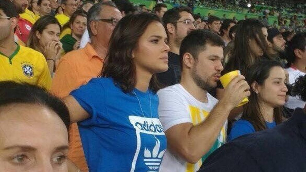 Bruna apreensiva assistindo o jogo da seleção brasileira no Maracanã.
