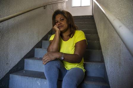 Angélica Guimarães, de 44 anos, não tem celular para acessar internet