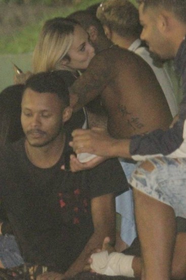 Rapper Orochi e Lara Jucá se beijam durante 'pelada' em condomínio na Barra