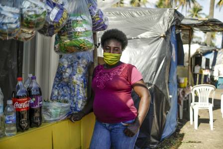 A haitiana Guerda Bruny tem um comércio no acampamento.