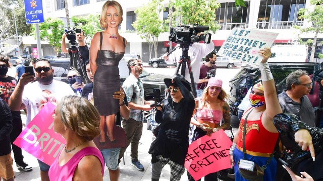 Fãs fizeram campanha em frente aos tribunais pedindo 'Free Britney'
