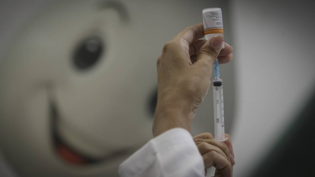 Profissional de saúde manipula vacina contra a Covid-19