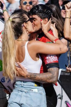 Surfista brasileiro Gabriel Medina beijando a mulher, a modelo Yasmin Brunet, após vitória