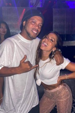 Anitta e Ronaldinho Gaúcho badalam juntos em boate em Miami