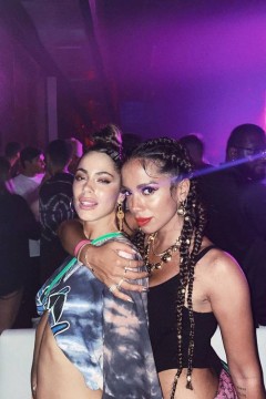 Anitta com amiga em Miami