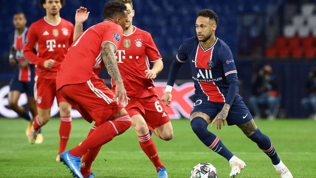 TOPSHOT - Bayern Munich's Austrian defender David Alaba (L) fights for the ball with Paris Saint-Germain's Brazilian forward Neymar during...