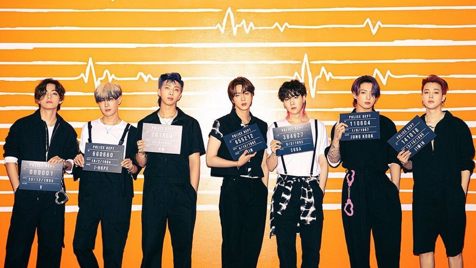 Placas seguradas pelos membros do BTS geraram várias postagens de fãs sobre seus significados